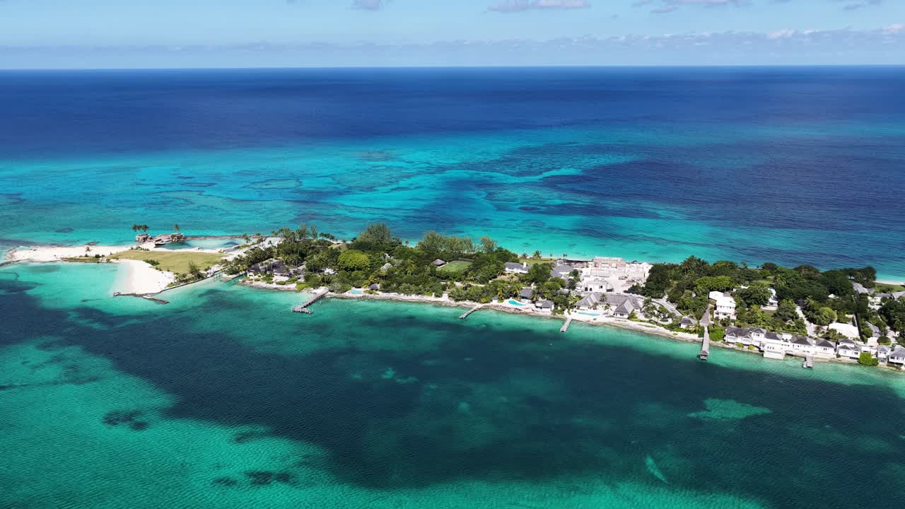 Old Fort Bay a Nassau, New Providence, Bahamas. Skyline caraibico. Paesaggio sulla spiaggia. Grattacieli. Old Fort Bay a Nassau, New Providence, Bahamas. Sfondo naturalistico