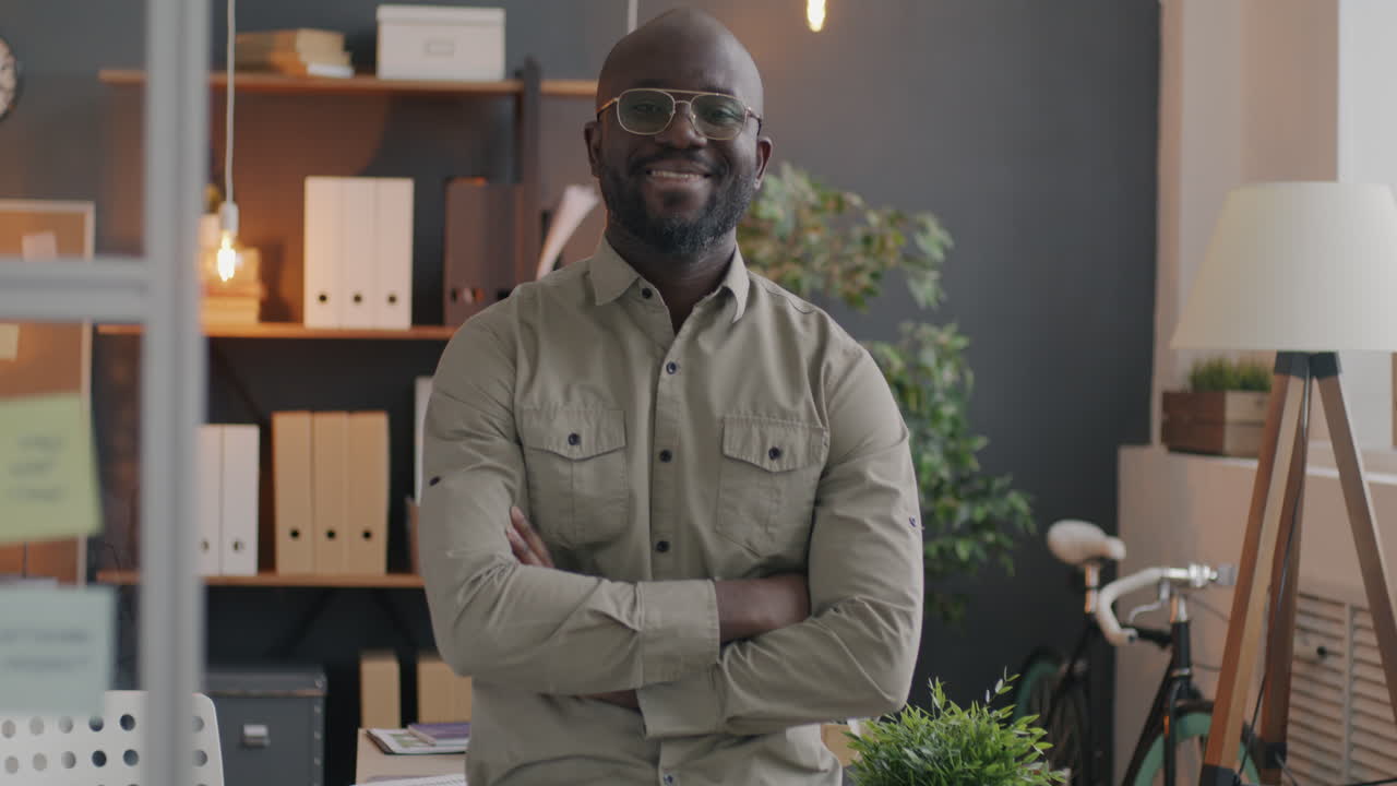 hombre de negocios confiado en la oficina moderna