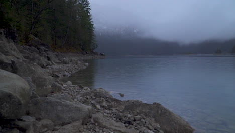 Lago-Eibsee-Costa-Rocosa-Y-Brumoso-Bosque-Nublado-Montañas-Forestales