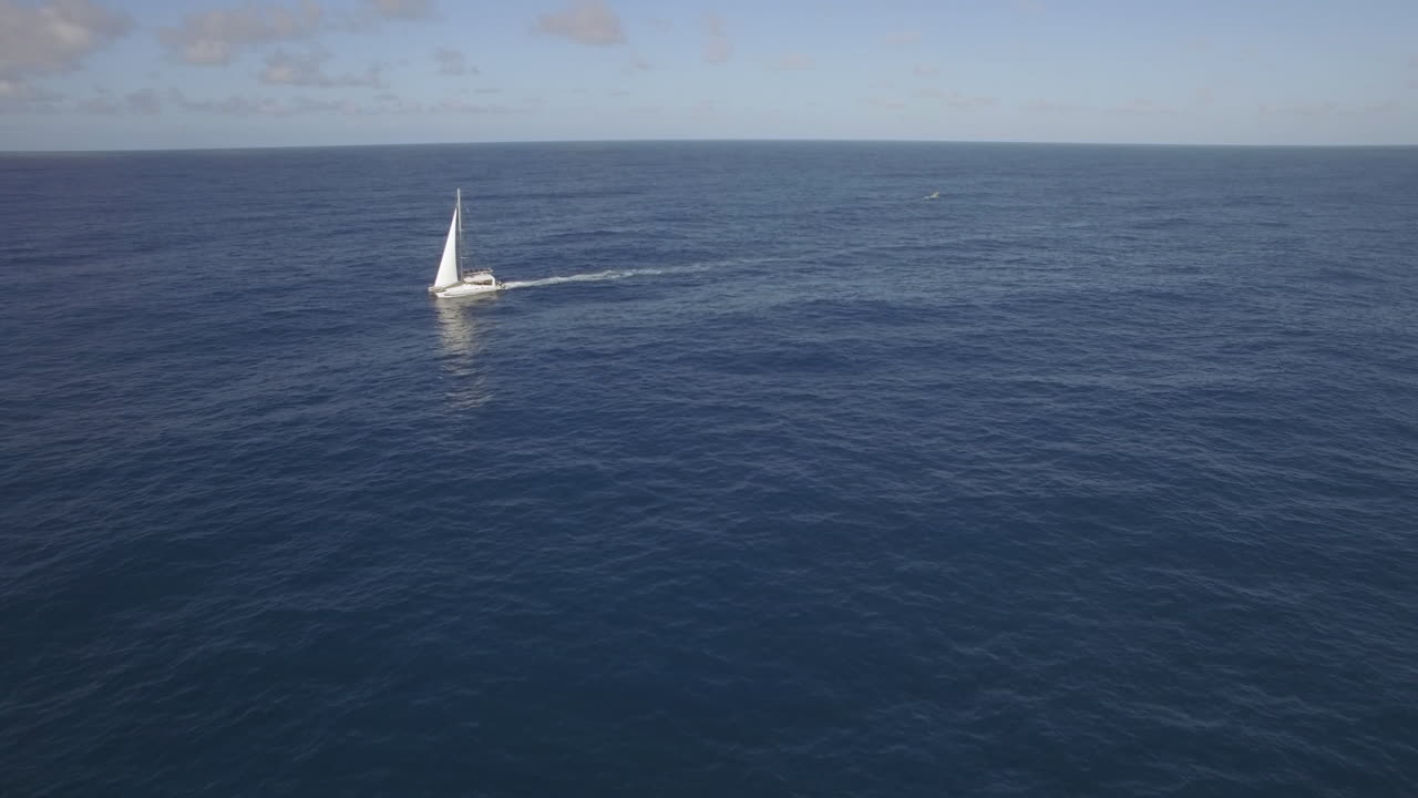 vista aérea de un yate blanco navegando en el océano vacío agua azul contra el cielo despejado isla de mauricio