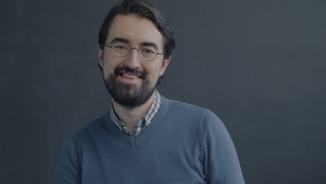 hombre sonriente con gafas