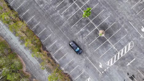 vista aérea de tesla en un estacionamiento desierto