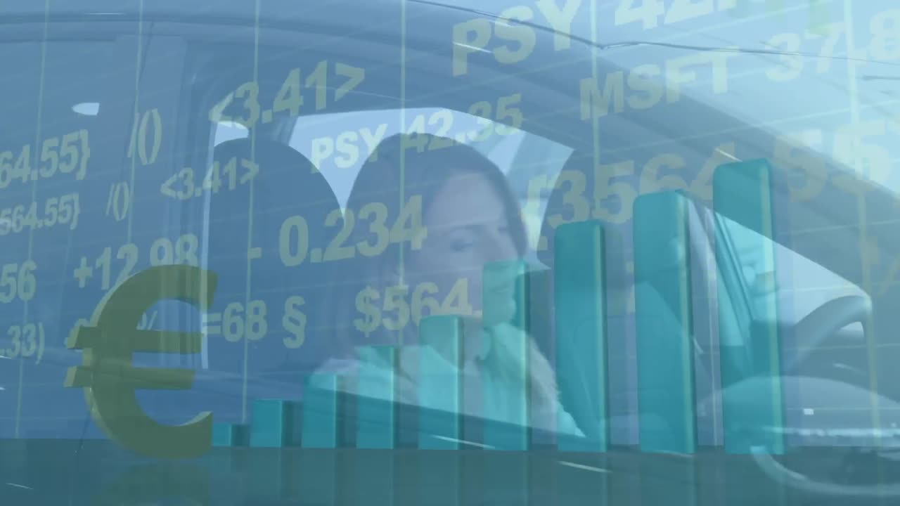 animación de procesamiento de datos sobre mujer de negocios caucásica en el coche sonriendo.