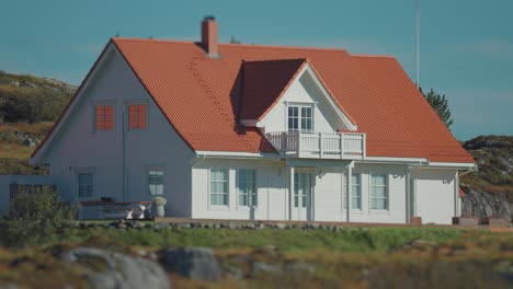 casa de vacaciones moderna en la costa rocosa del fiordo