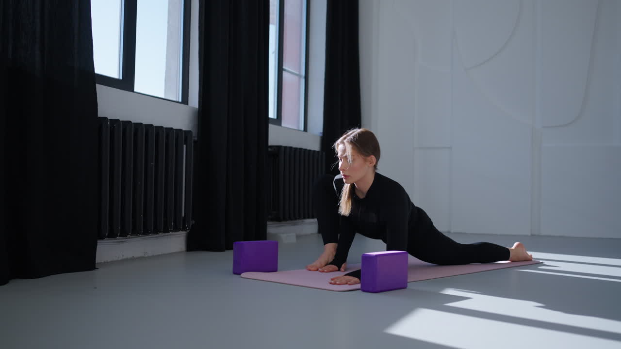 mujer haciendo yoga en un estudio