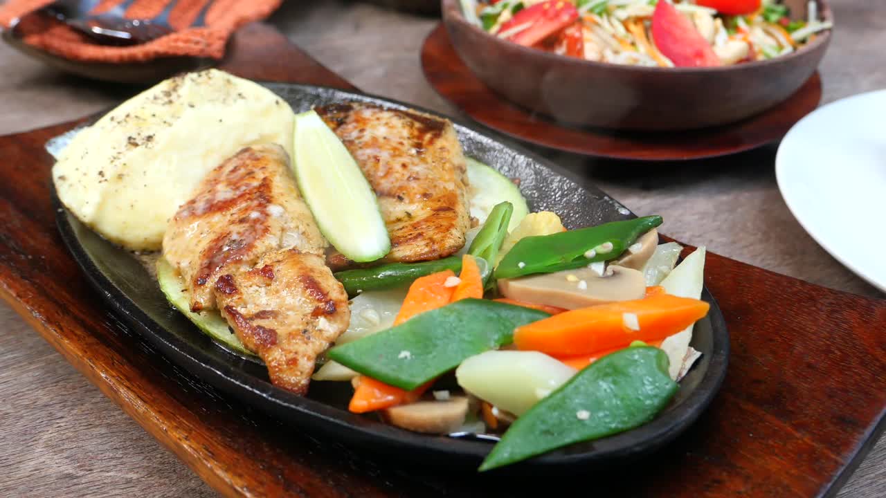 bistec de pescado picante con puré de patatas y verduras