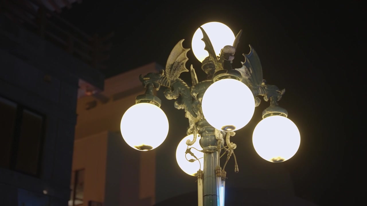 Lampadaires à l'ancienne la nuit sur l'île d'Enoshima, Japon
