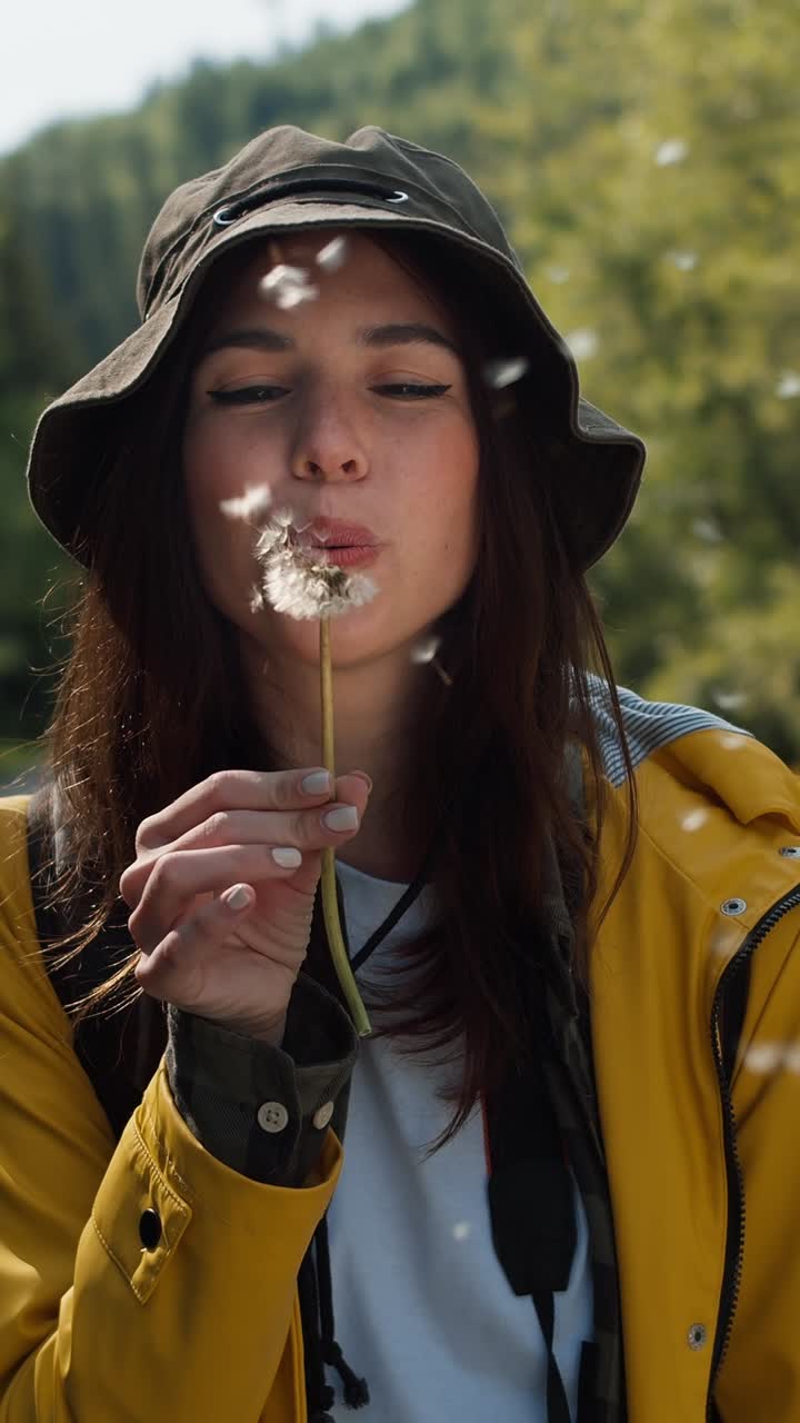 Donna che soffia un dente di leone