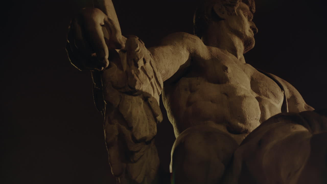 Epica, antica statua di pietra di notte