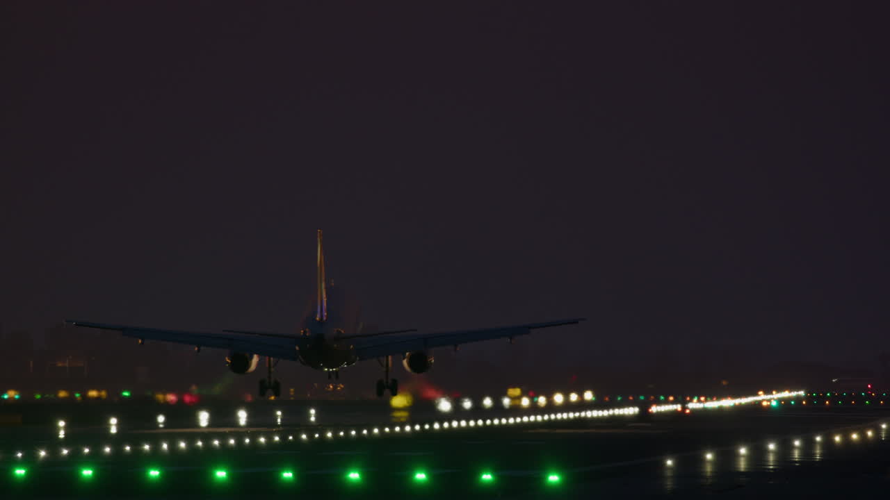avión aterrizando en la noche