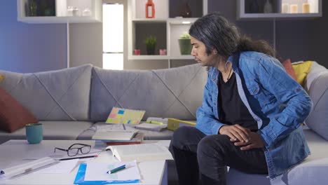 el hombre de negocios perezoso que tiene problemas para trabajar en casa se aburre.