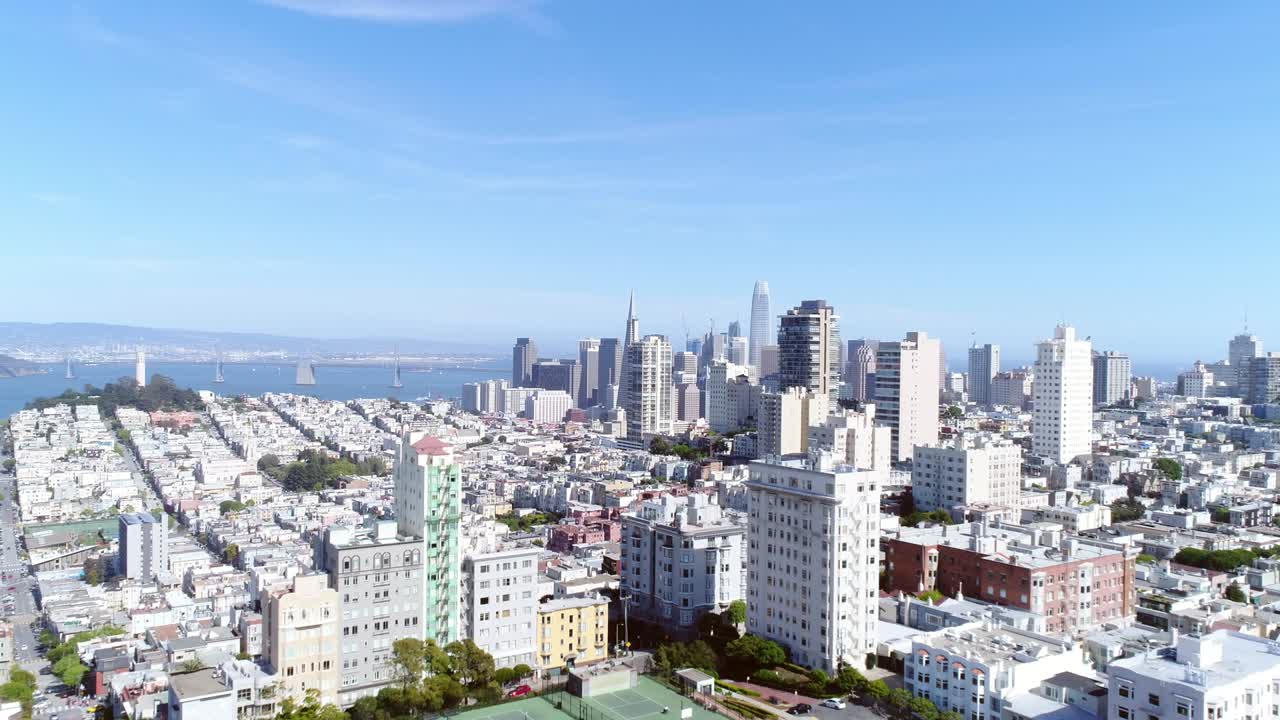 푸른 하늘과 함께 아름다운 이 좋은 날에 샌프란시스코 시내 스카이 라인의 공중 풍경