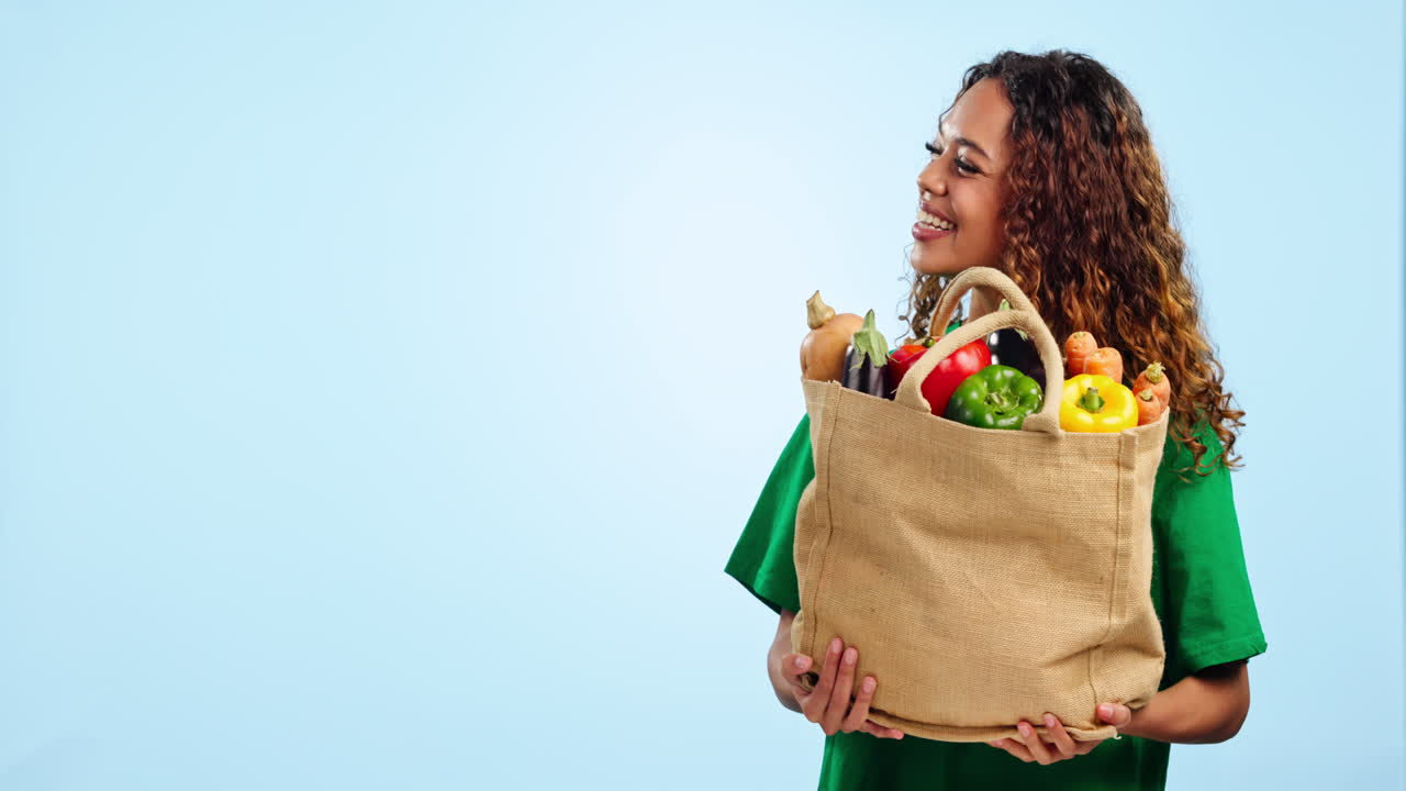 mujer voluntaria, verduras y donar en el estudio