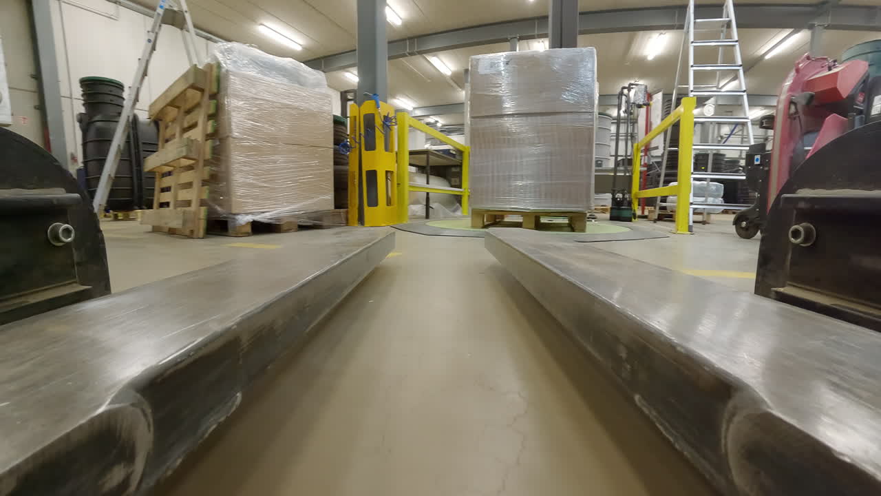 vista en primera persona de un par de cuchillas que crecen y llevan una cubierta de carga de plástico de celofán