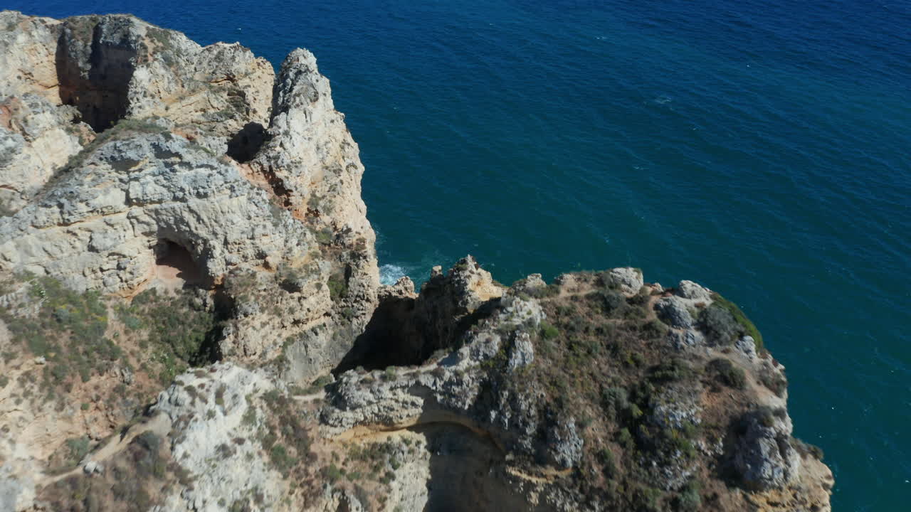 volando rápido sobre acantilados en la costa hacia un hermoso mar azul infinito