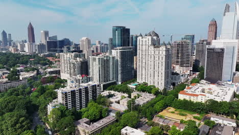 Vista-Aérea-De-Edificios-De-Gran-Altura-En-La-Metrópolis-En-Un-Día-Soleado