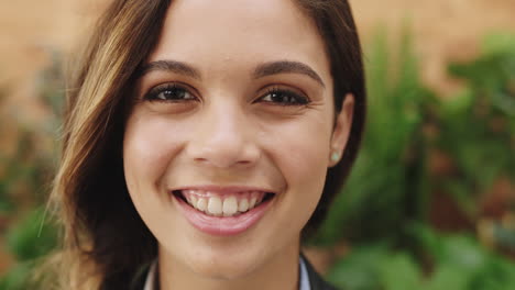 mujer, cara y sonrisa con una planta verde