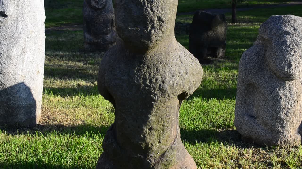Statue di pietra polovziane. Ucraina. Realizzate tra il IX e il XIII secolo. Le sculture sono fatte di arenaria grigia