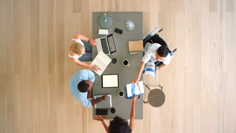 reunión de equipo en una oficina moderna