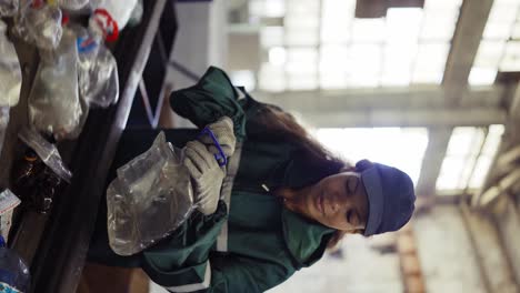 niña afroamericana clasificando botellas en una planta de reciclaje de basura. control de la contaminación