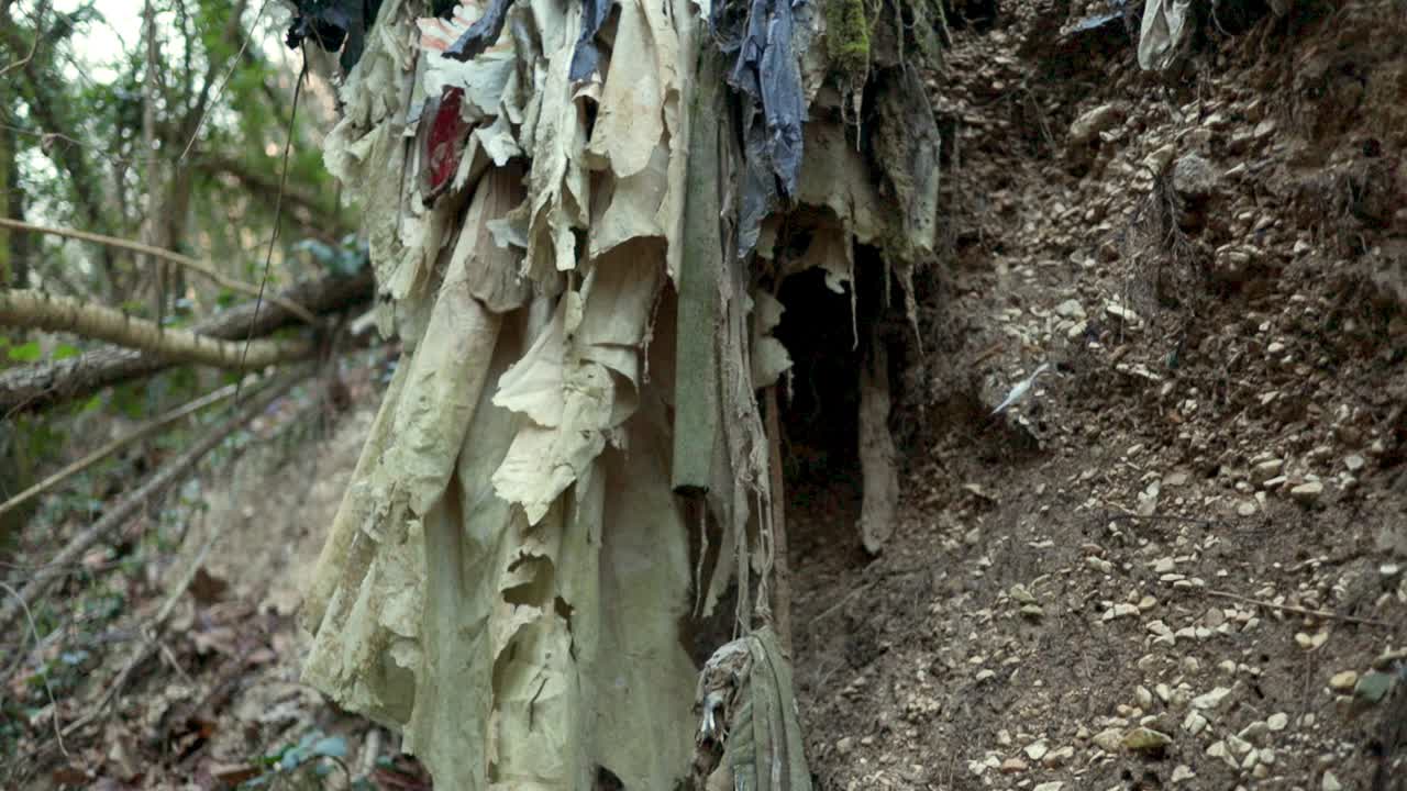 contaminación ambiental, gran cantidad de desechos antiguos y basura en la naturaleza, primer plano de abajo hacia arriba