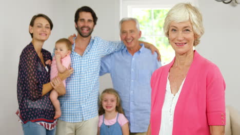 retrato de una familia linda sonriendo