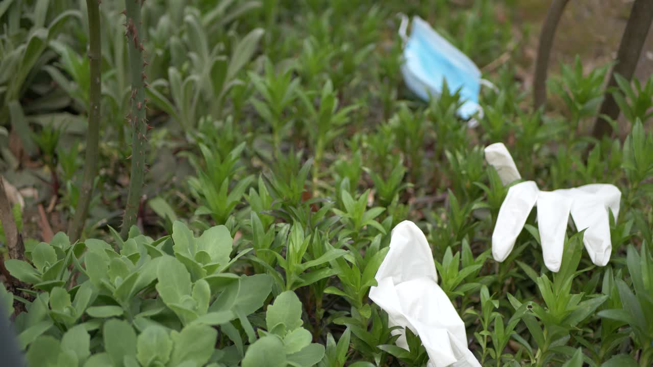 자연에 던져진 의료 보호 장비인 코로나바이러스는 환경을 오염시키고 전염병 위기에 처한 모든 인류에게 문제를 일으킵니다.