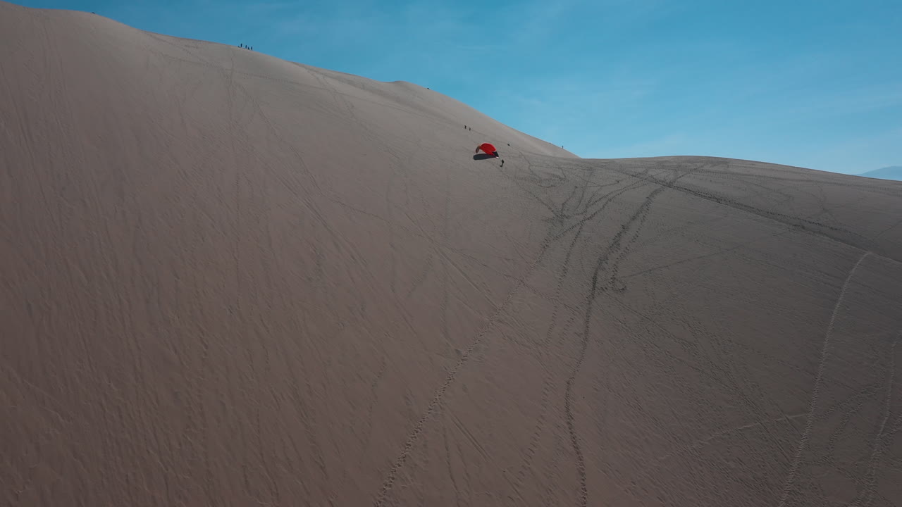 낙하산으로 착륙하는 남자