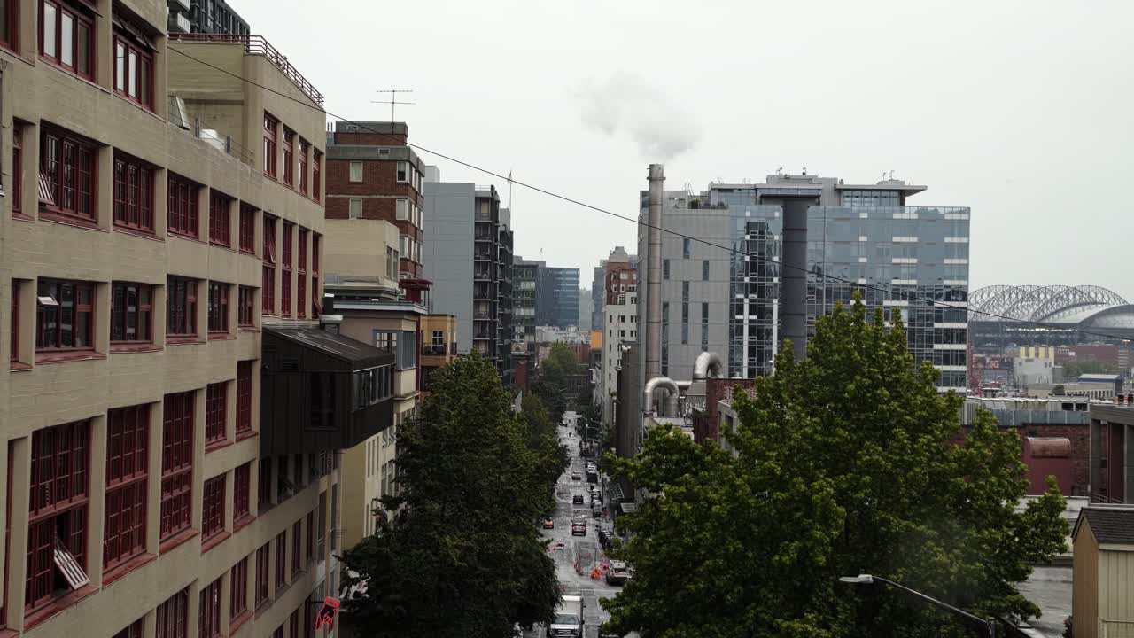 춥고 흐린 비오는 날 높은 건물이 있는 다리 위의 다리에서 시애틀, 워싱턴의 번화한 시내 거리의 전망