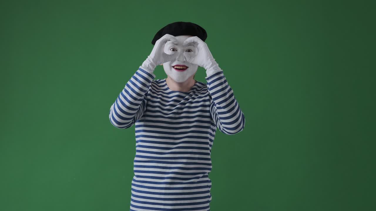 artista de mimo asombrado mirando algo interesante con binoculares hechos a mano