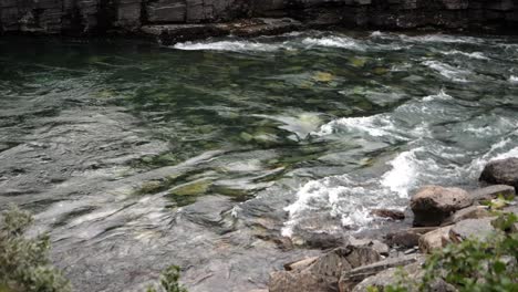 Fließendes-Flusswasser-über-Felsen-In-Schweden