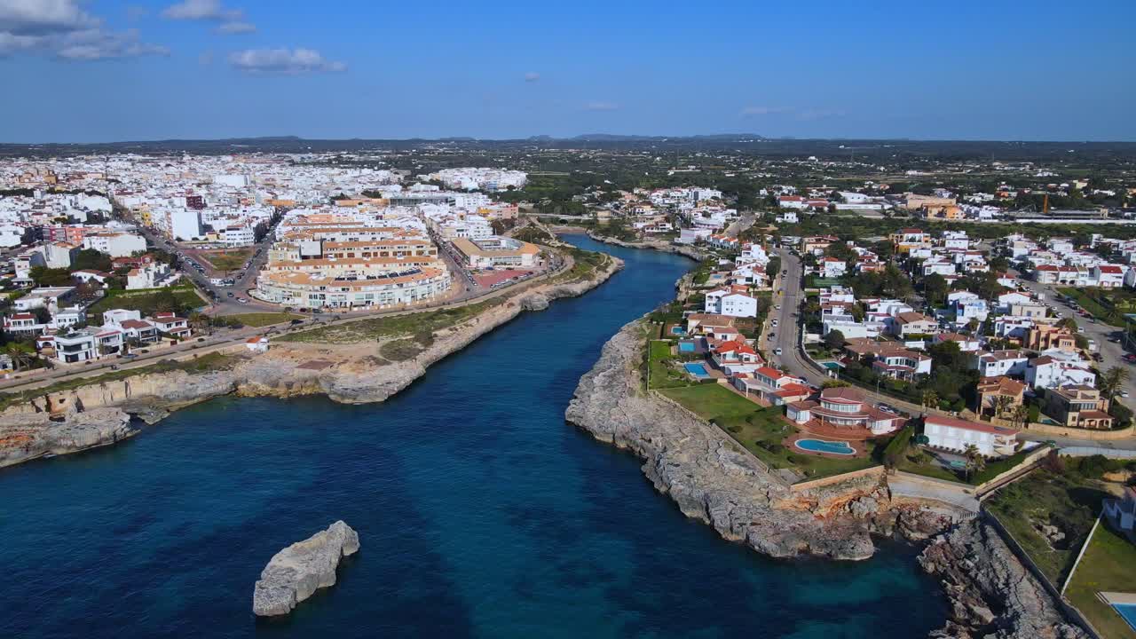 장엄한 푸른 강을 넘어 ciutadella de menorca를 향해 날아갑니다.