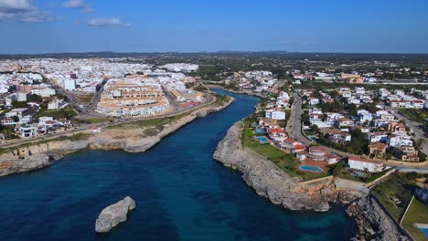 Flug-In-Richtung-Ciutadella-De-Menorca-über-Den-Spektakulären-Blauen-Fluss