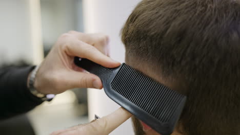 barbero haciendo un corte de pelo