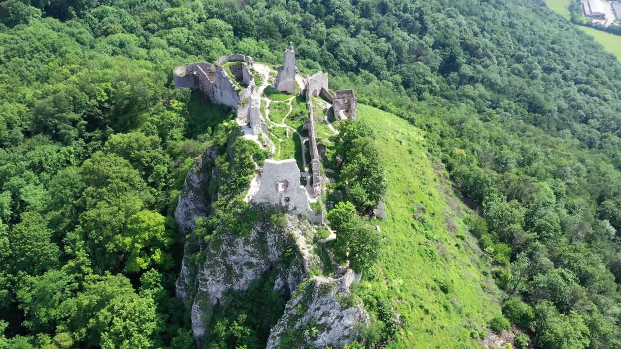 полет над заброшенным и разрушенным средневековым замком плавецки на скале, словакия
