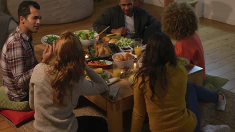 amigos adultos del milenio celebrando acción de gracias juntos en casa