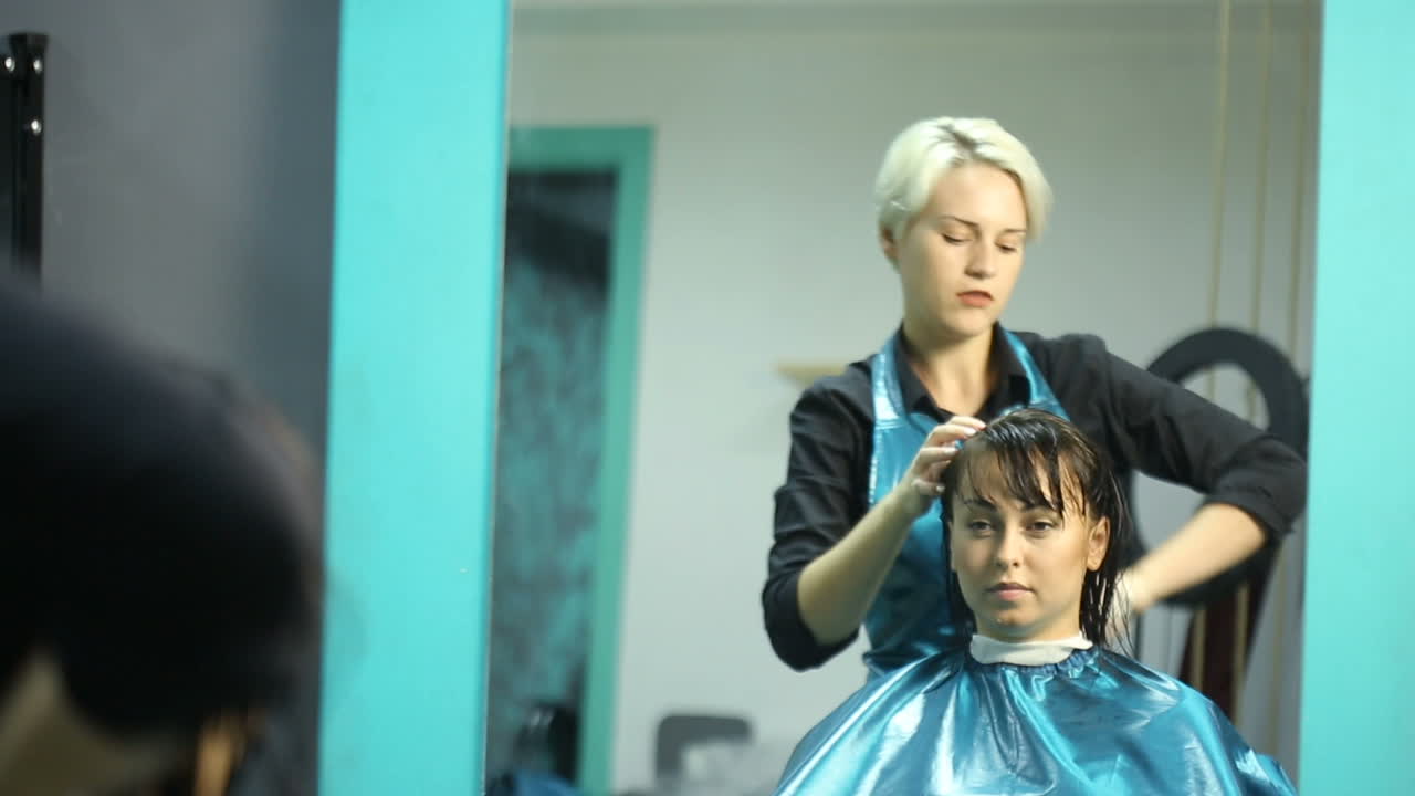 Capelli di cliente in salone di bellezza.