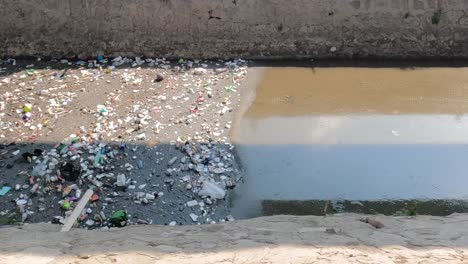 Río-Contaminado-En-México,-América-Latina-Y-La-Pobreza.