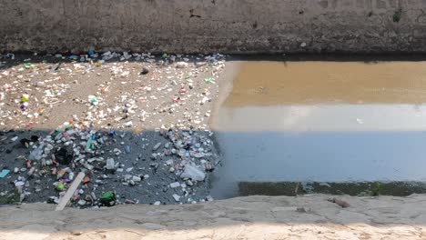 río contaminado en méxico, américa latina y la pobreza