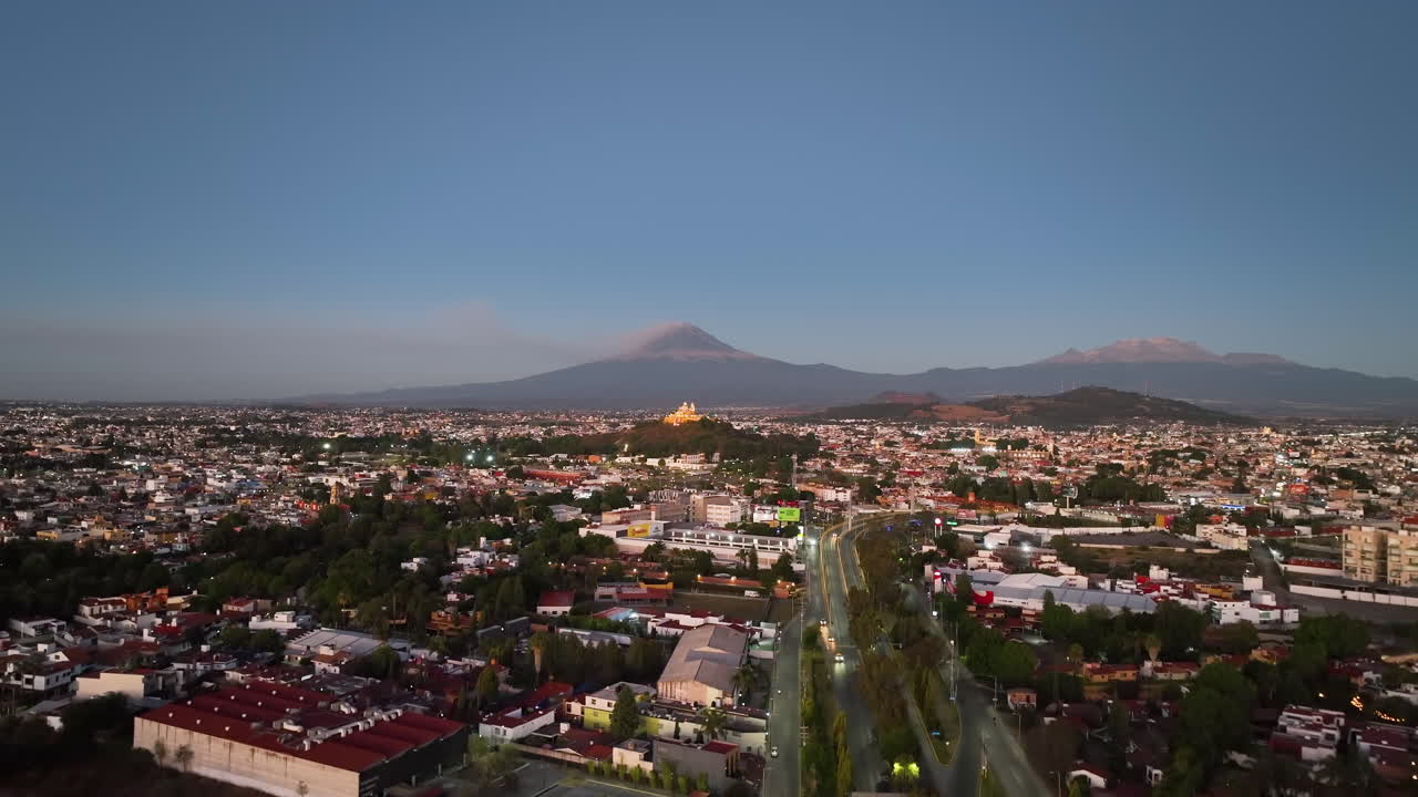 un avión no tripulado se eleva sobre el paisaje urbano, hacia la iglesia de nuestra señora de los remedios en san andrés cholula, méxico