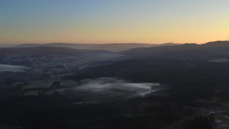 Hermosa-Mañana-De-Niebla-En-La-Montaña