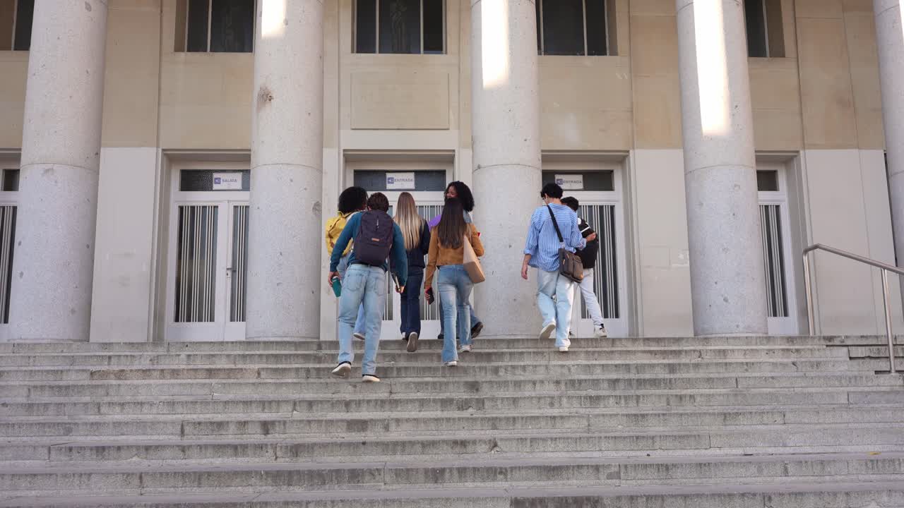 Estudiantes entrando a un edificio