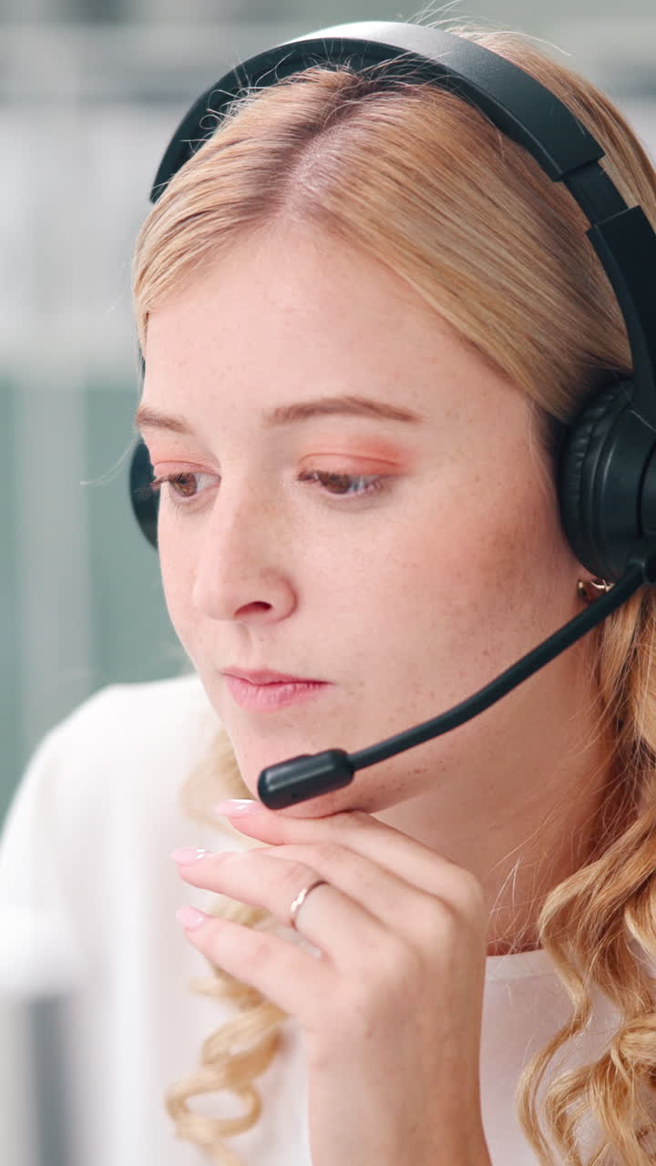 Ung kvinne med headset som jobber på et kundesenter