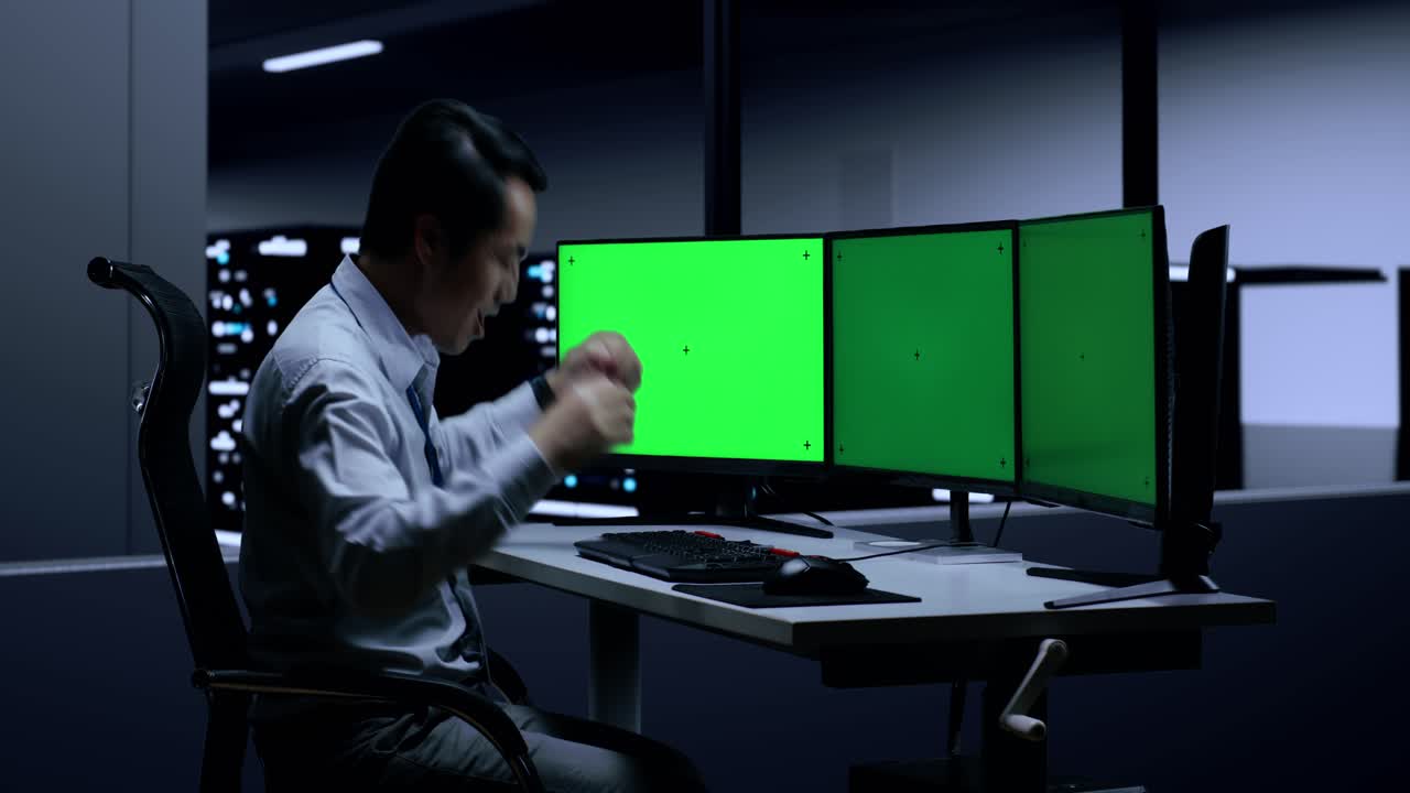 empleado exitoso en la sala de servidores