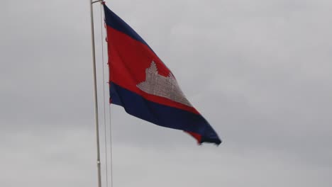 Kambodschanische-Flagge-An-Einem-Bewölkten-Tag,-Mittlere-Aufnahme