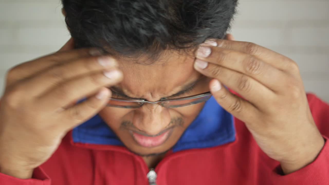 hombre con dolor de cabeza