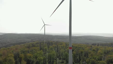 Luftaufnahme-Eines-Windparks-In-Der-Deutschen-Landschaft,-Helles-Tageslicht