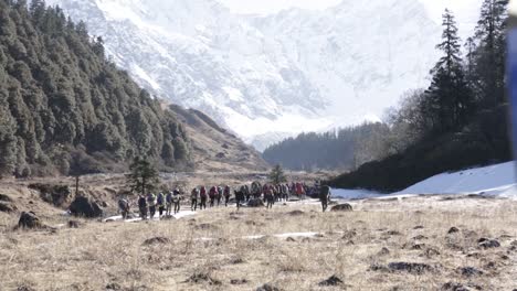 hermosa vista de montañeros en las colinas del himalaya caminando hacia su destino con sus mochilas - bienes esenciales