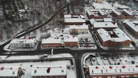 Vista-Aérea-Que-Muestra-Los-Tejados-Cubiertos-De-Nieve-Durante-El-Día-Nevado-De-Invierno-En-Jonsered,-Suecia