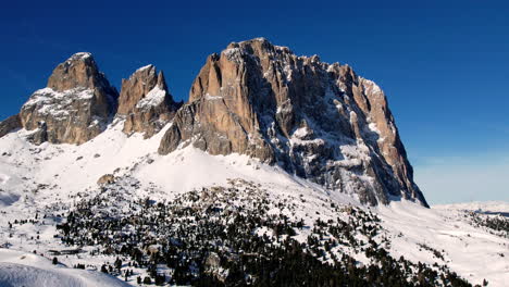 Eine-Atemberaubende-Aussicht-Auf-Schneebedeckte-Berggipfel,-Die-Hoch-Unter-Einem-Klaren-Blauen-Himmel-Emporragen,-In-Atemberaubenden-Details-Festgehalten